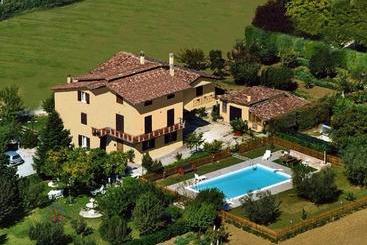 هتل Agriturismo Il Girasole Assisi