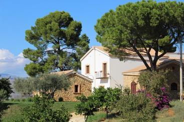 هتل Agriturismo Feudo Muxarello
