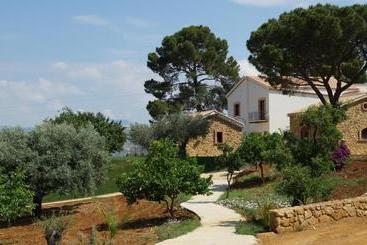 هتل Agriturismo Feudo Muxarello
