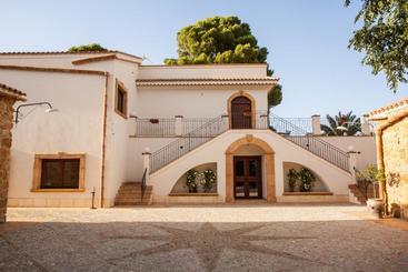 هتل Agriturismo Feudo Muxarello