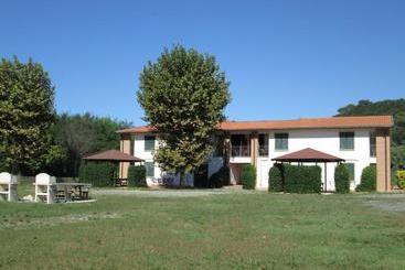 هتل Fattoria La Steccaia