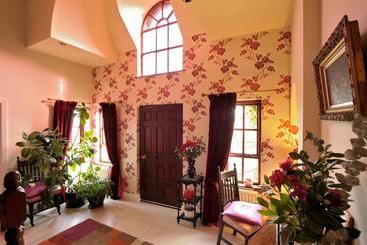 پانسیون Pinewood Lodge Guest House