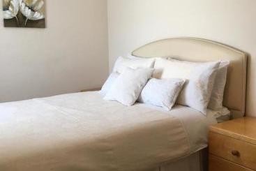 پانسیون Caris Guest House