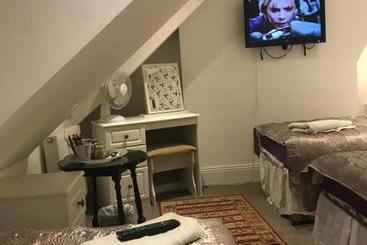 تختخواب و صبحانه Acacia Villas Guest House