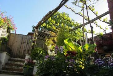 پانسیون Treetops Guest House
