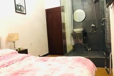 پانسیون Fenghuang Little Bear Family Guest House