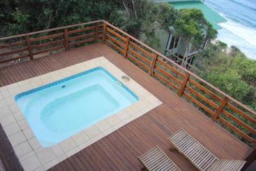 استراحتگاه Golden Beach Village