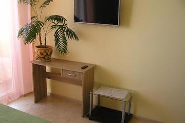 Orange Guest Rooms