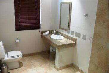 ペンション Honeylocust Guesthouse