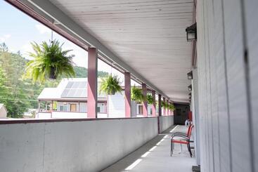 호스텔 Clear River Inn And Tavern