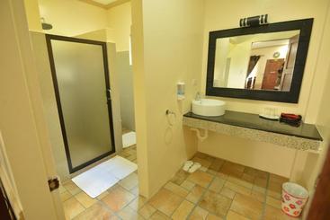 הוסטל Roz And Angelique S Inn & Suites