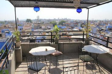 پانسیون Tanu S Homestay