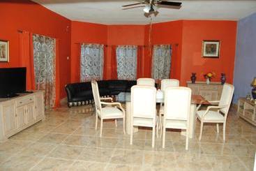 پانسیون Little Savoy Guest House