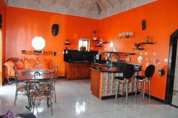پانسیون Little Savoy Guest House