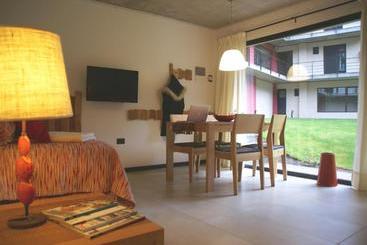 El Oasis Apart