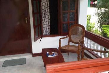 پانسیون Devi Tourist Home