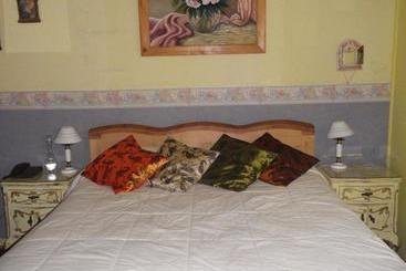 پانسیون Hostal Renoir