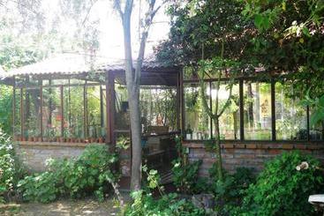 پانسیون Hostal Renoir
