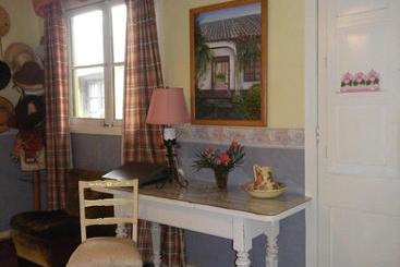 پانسیون Hostal Renoir