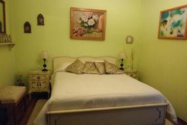 پانسیون Hostal Renoir