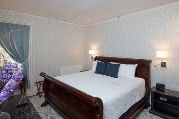 הוסטל Strong House Inn