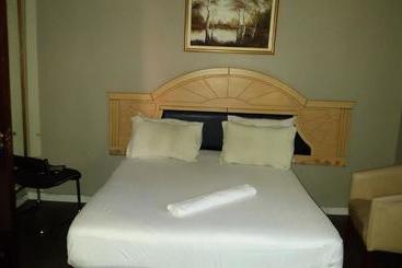پانسیون Legacy Guest Lodge