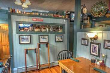 فندق صغير Cafe Drydock & Inn