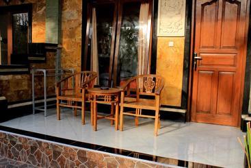 پانسیون Arya Inn Enny Salon And Spa