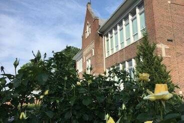 مبيت وإفطار Davie School Inn