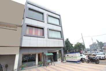 Oyo 16443 Hotel Jb