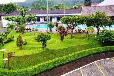 هتل Front One Resort Magelang