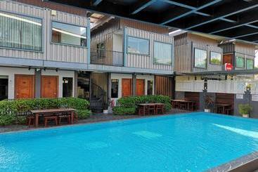ホテル Kluang Container Swimming Pool
