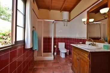 Casas Rurales Tola