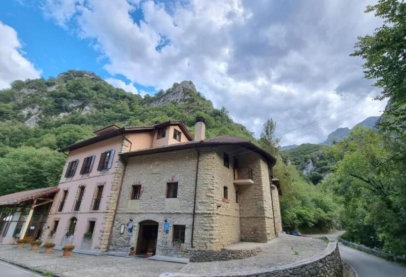 فندق La Casona De Mestas