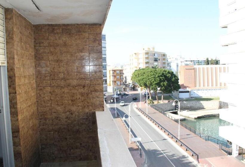 هتل Hostal Mengual