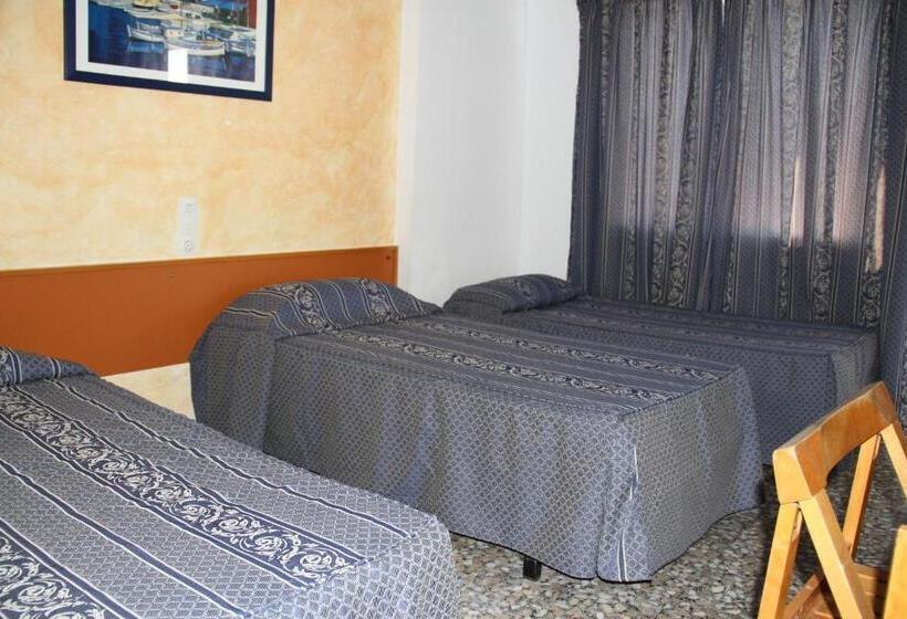 هتل Hostal Mengual