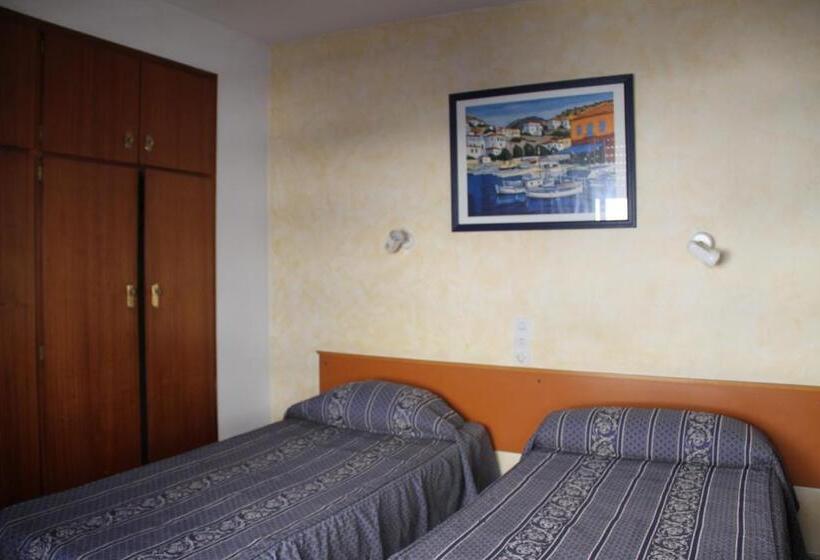 هتل Hostal Mengual