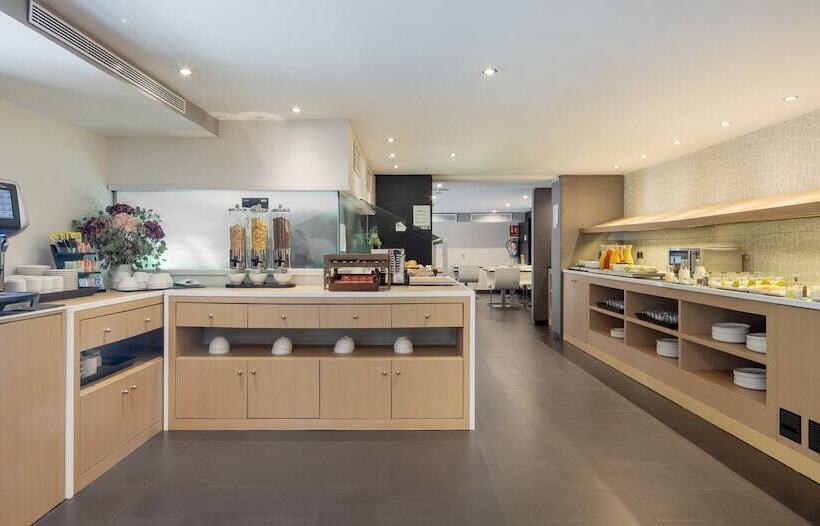 Отель Ilunion Almirante