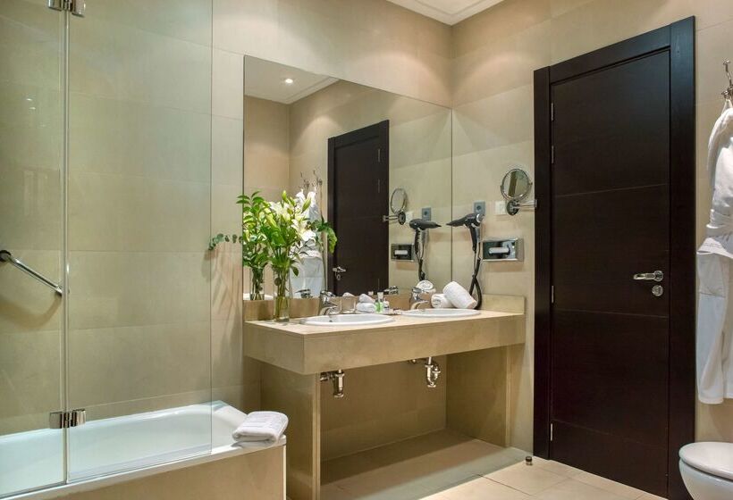 هتل NH Collection Victoria