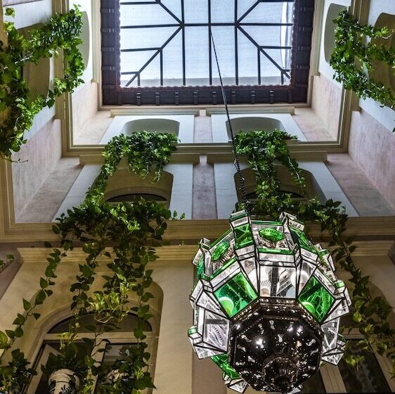 هتل Reina Cristina