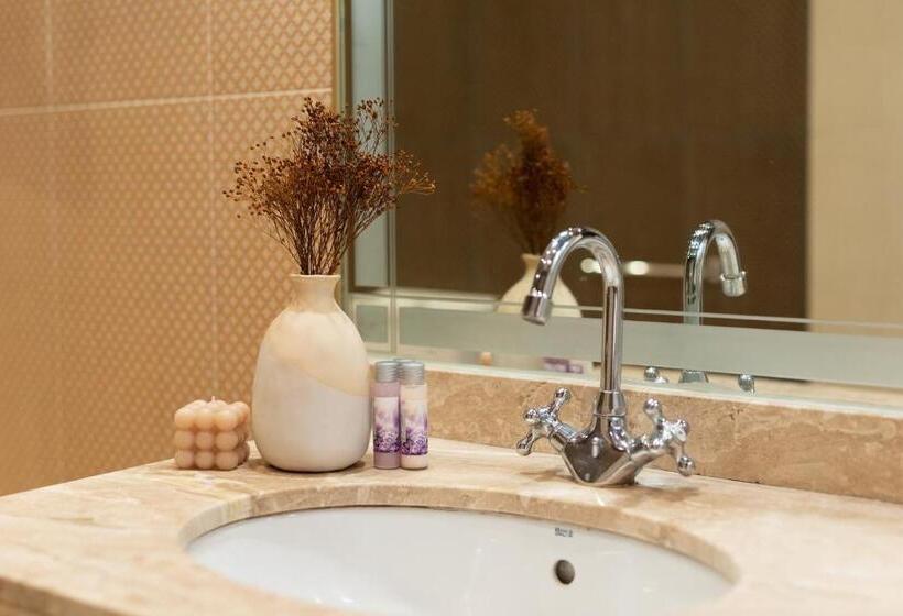 هتل Roger De Flor By Seleqtta