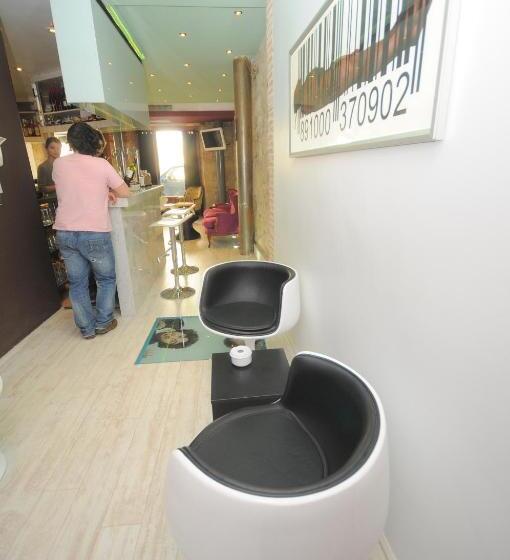 Albergue Revolutum Hostel