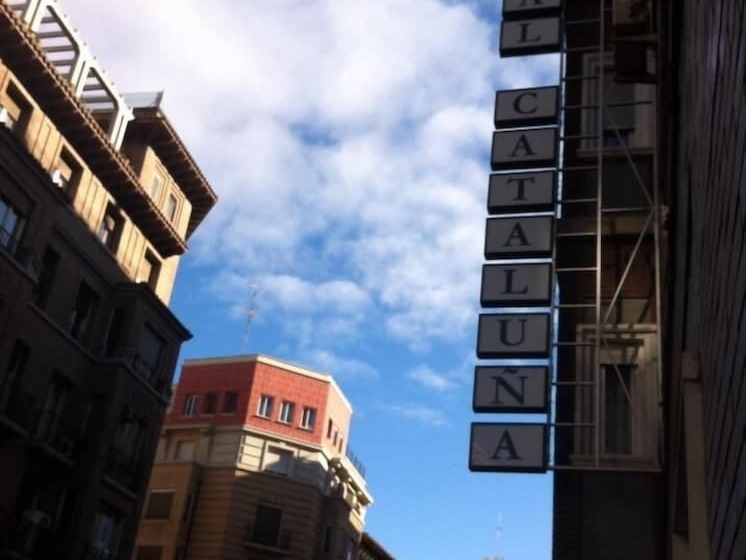 هتل Hostal Cataluña