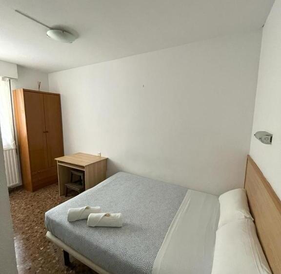 هتل Hostal Milmarcos