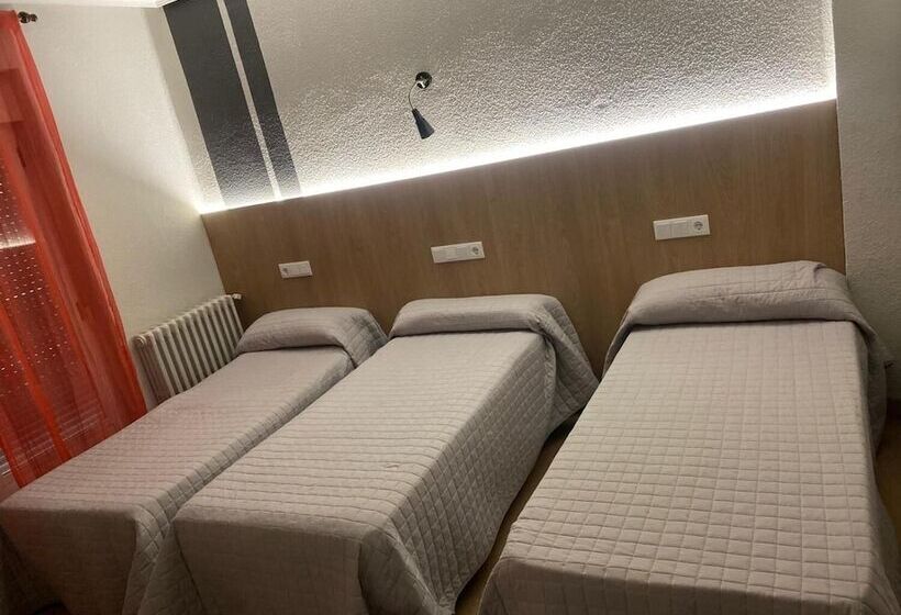هتل Hostal Uría