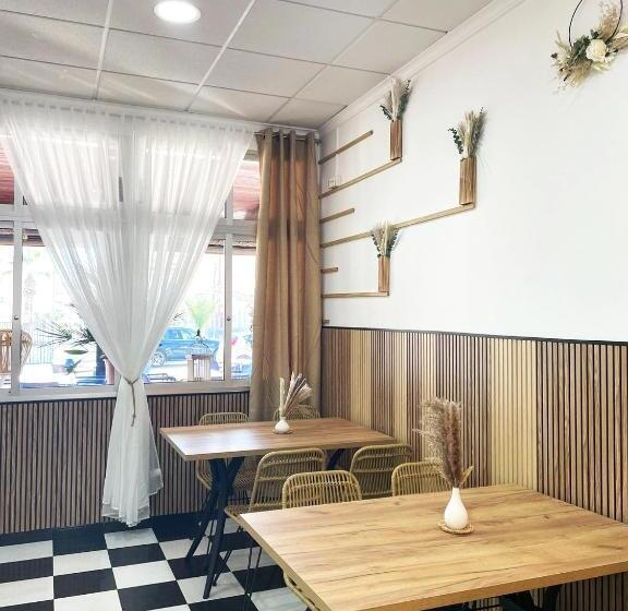 هتل Habitaciones Camping Ferrer