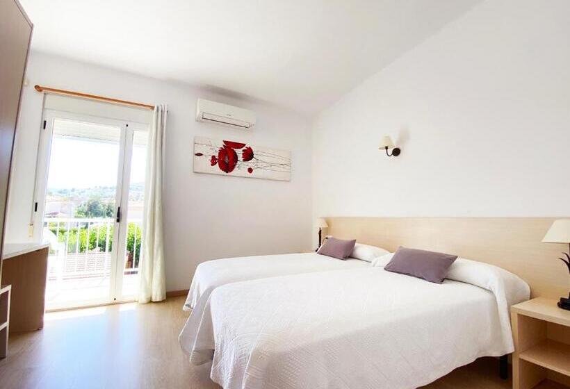 هتل Habitaciones Camping Ferrer
