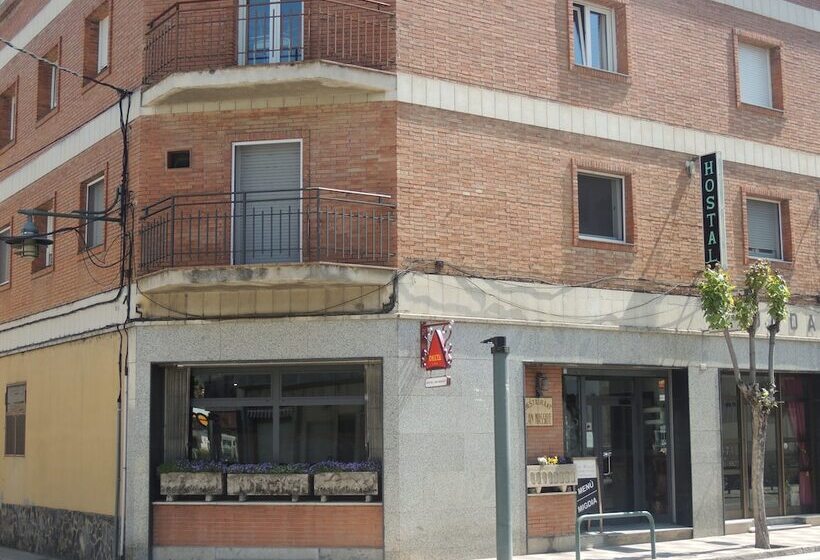 هتل Hostal Can Massot