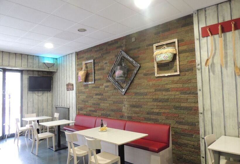 هتل Hostal Can Massot