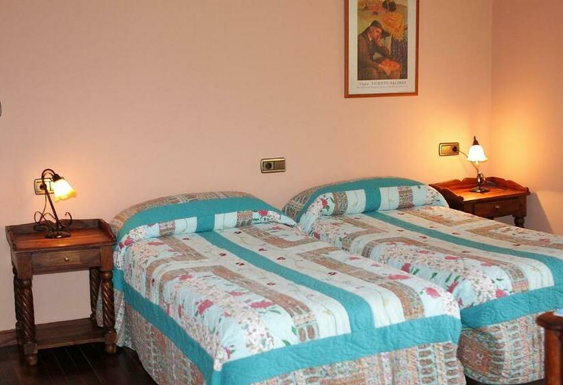 هتل Hostal Esmeralda